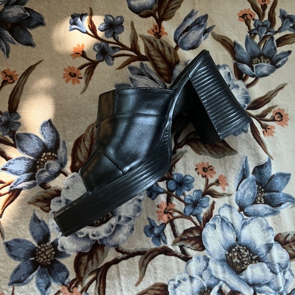 Y2K Chunky Heels - Picture 2 of 6